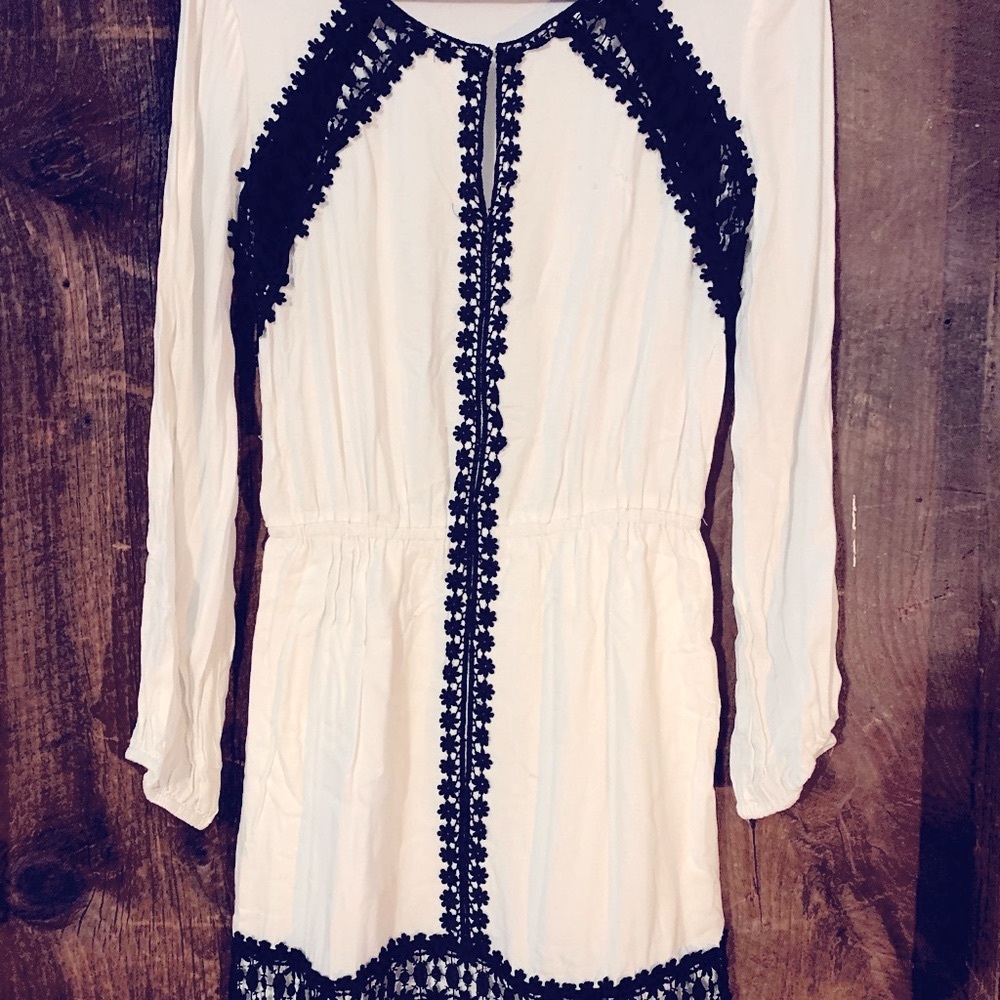 Chelsea and Violet used long sleeve white and black lace dress. Flounce skirt.